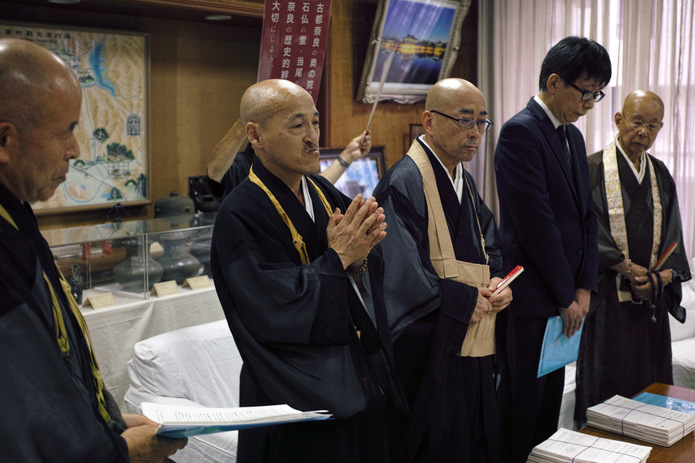 奈良市担当者に語りかける浄瑠璃寺の佐伯功勝住職