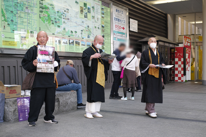 署名を呼びかける当会メンバー。 署名を呼びかける当会メンバー。